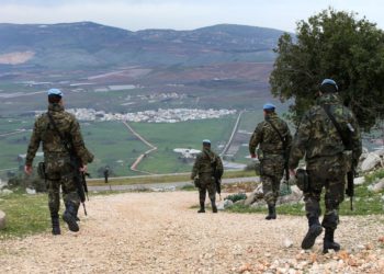 El personal de mantenimiento de la paz español de la ONU patrulla en el disputado área de Shebaa Farms, entre el Líbano e Israel, con vistas a la aldea fronteriza dividida de Ghajar, sureste del Líbano, 24 de febrero de 2015. (AP / Hussein Malla)