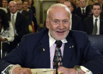 En este martes, 24 de febrero de 2015, foto de archivo, Buzz Aldrin, ex astronauta de la NASA y piloto de Apolo 11, se prepara para declarar en el Capitolio de Washington, ante la subcomisión del Senado de Espacio, Ciencia y Competitividad, en una audiencia sobre objetivos de exploración humana y Competitividad del espacio comercial. (AP / Susan Walsh)