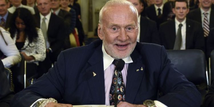 En este martes, 24 de febrero de 2015, foto de archivo, Buzz Aldrin, ex astronauta de la NASA y piloto de Apolo 11, se prepara para declarar en el Capitolio de Washington, ante la subcomisión del Senado de Espacio, Ciencia y Competitividad, en una audiencia sobre objetivos de exploración humana y Competitividad del espacio comercial. (AP / Susan Walsh)