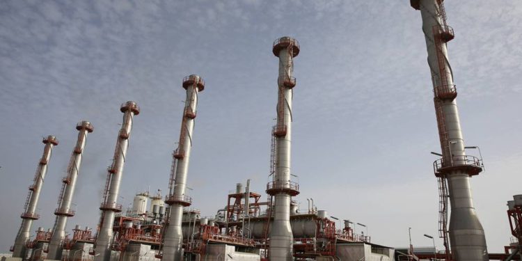 Estados Unidos planea nuevas sanciones a Irán y puede apuntar a exenciones de petróleo - informe