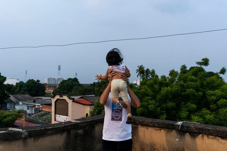 Jarle, ex sargento mayor en el ejército venezolano, juega con su hija Daniela en un hotel en Cúcuta, Colombia, donde se encuentra alojada después de desertar. (Charlie Cordero / Para El Washington Post)