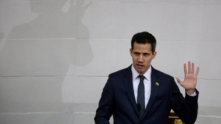 Juan Guaido toma el juramento de su cargo como presidente de la Asamblea Nacional en Caracas, Venezuela. (Foto AP / Fernando Llano, Archivo)