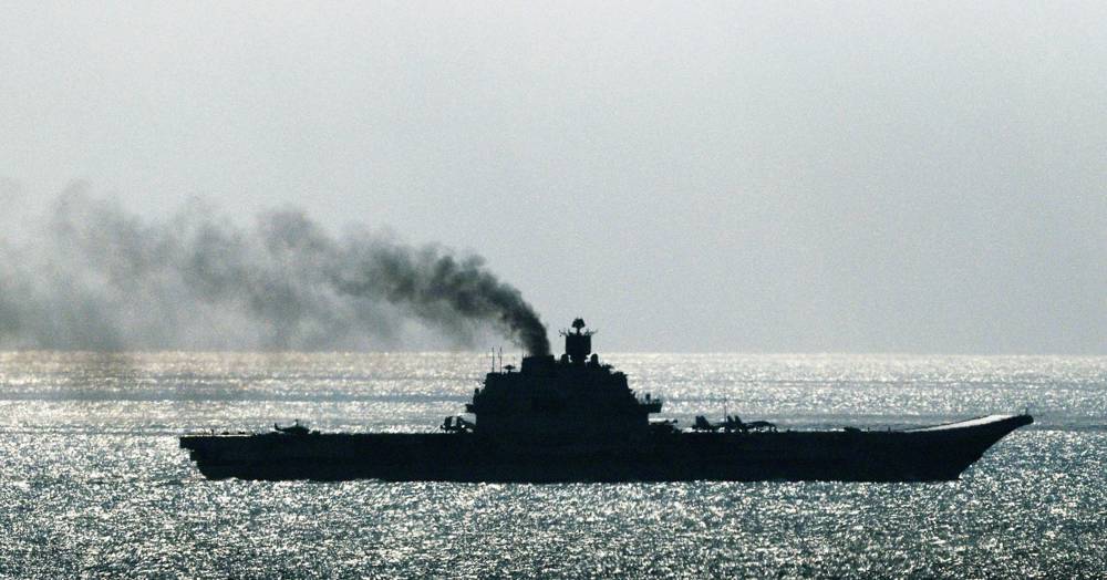 El portaaviones ruso Admiral Kuznetsov pasa por el Estrecho de Dover frente a la costa sureste de Inglaterra el 21 de octubre de 2016. (Gareth Fuller / PA Wire)