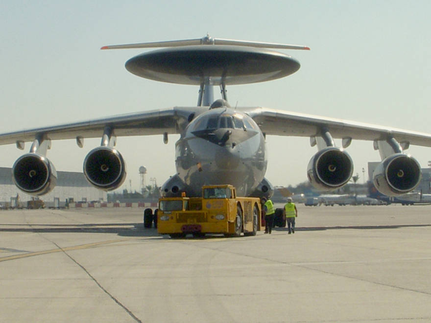 Un avión de la fuerza aérea de la India equipado con el sistema de radar AWACS IAI / Elta 'Phalcon' israelí, parte del comercio de armas multimillonario entre los países. (Crédito de la foto: Tsahi Ben-Ami / Flash 90)