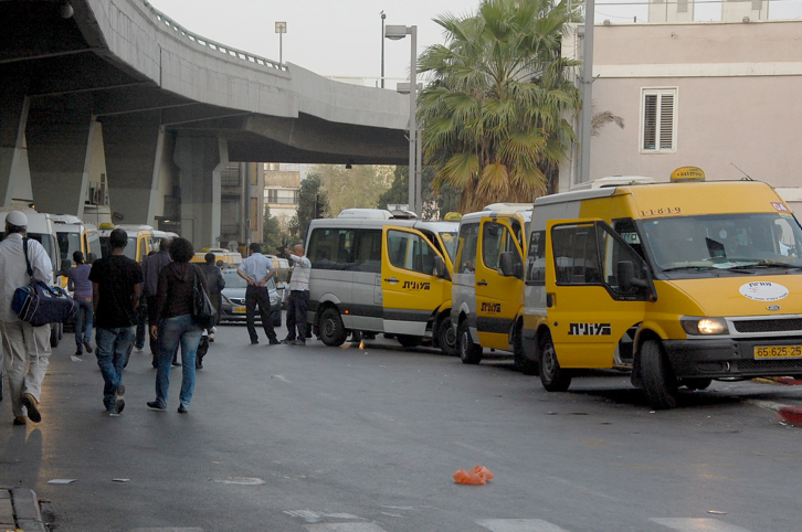 Los taxis en Tel Aviv, conocidos como 'sherut', esperan para llevar a la gente a Jerusalén y otras ciudades de todo Israel (Rachael Cerrotti / Flash90)