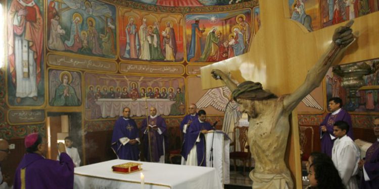 El patriarca latino de Jerusalén, Fuad Twal, el jefe de la Iglesia Católica Romana en Tierra Santa, asiste a la misa del domingo antes de Navidad en la iglesia latina en Gaza el 16 de diciembre de 2012. (Abed Rahim Khatib / Flash90)