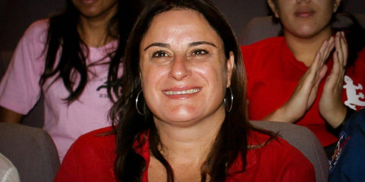 Rona Ramon, viuda del primer astronauta israelí Ilan Ramon que murió en un accidente fatal a bordo del transbordador espacial Columbia asiste a una conferencia en la Escuela Espacial de Jerusalén el 15 de octubre de 2007. (Flash90)