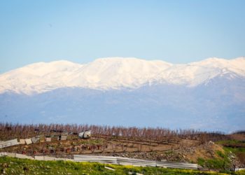 Vista del Monte Hermon cubierto de nieve en el norte de Israel, como se ve desde la Ruta 886, el 8 de marzo de 2019. (Yaakov Lederman / Flash90)