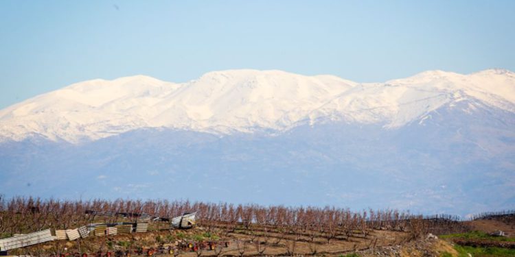 Vista del Monte Hermon cubierto de nieve en el norte de Israel, como se ve desde la Ruta 886, el 8 de marzo de 2019. (Yaakov Lederman / Flash90)