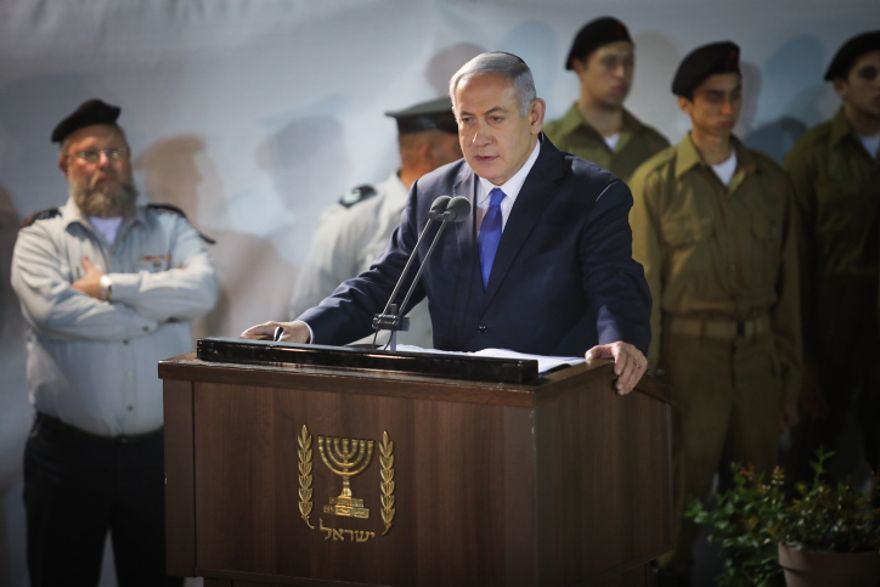 El primer ministro Benjamin Netanyahu elogia a Zachary Baumel, quien desapareció en la batalla del sultán Yacub en 1982, en el funeral del cementerio militar del Monte Herzl en Jerusalén el 4 de abril de 2019. (Hadas Parush / Flash90)