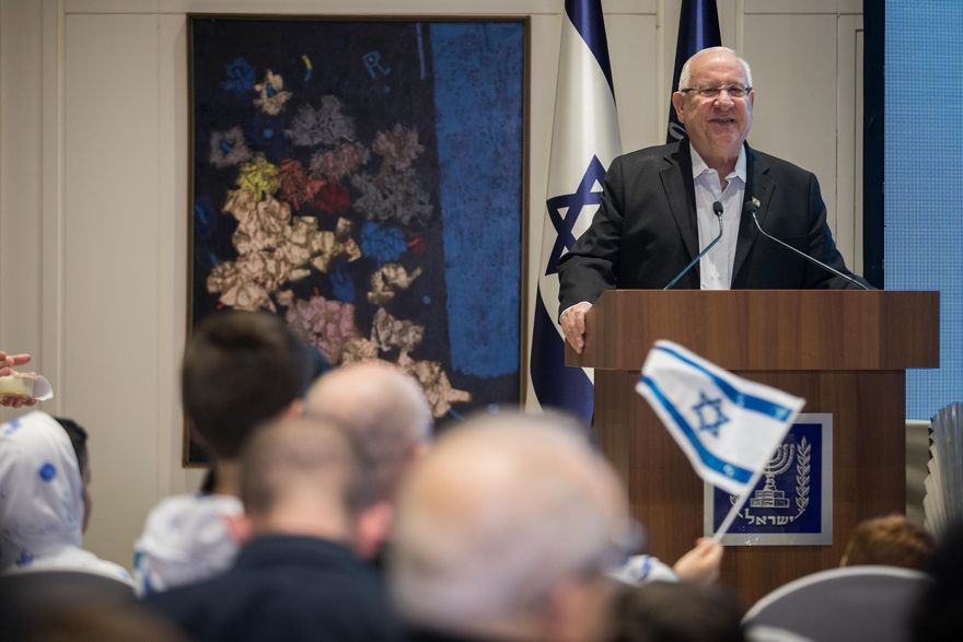 El presidente Reuven Rivlin habla a la multitud después de que la nave espacial Bereshit intentara aterrizar en la luna, Jerusalén, 11 de abril de 2018 (Hadas Parush / Flash90)