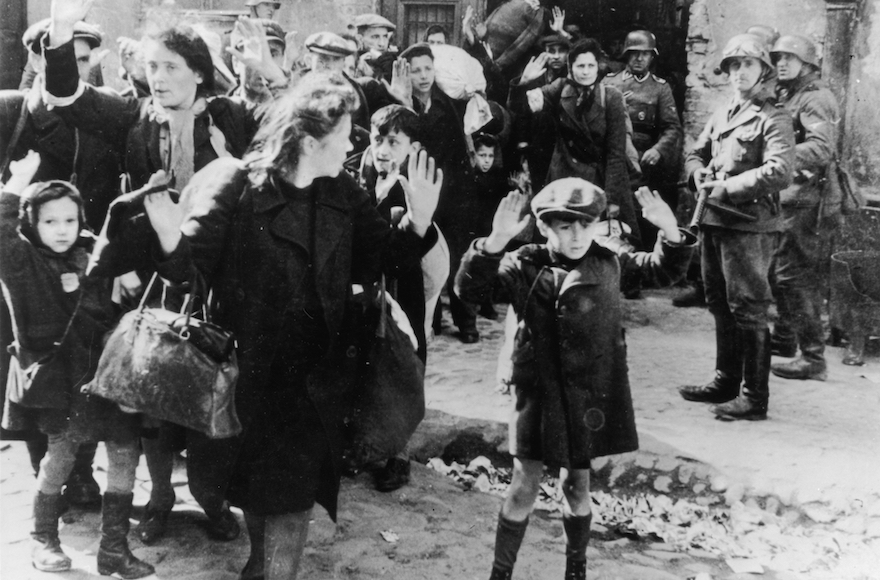 Un niño judío se rinde en Varsovia: la fotografía más conocida tomada durante el levantamiento del Ghetto de Varsovia en 1943, en la que un niño se lleva las manos sobre la cabeza mientras SS-Rottenführer Josef Blösche apunta una ametralladora en su dirección. (Wikipedia, dominio público)