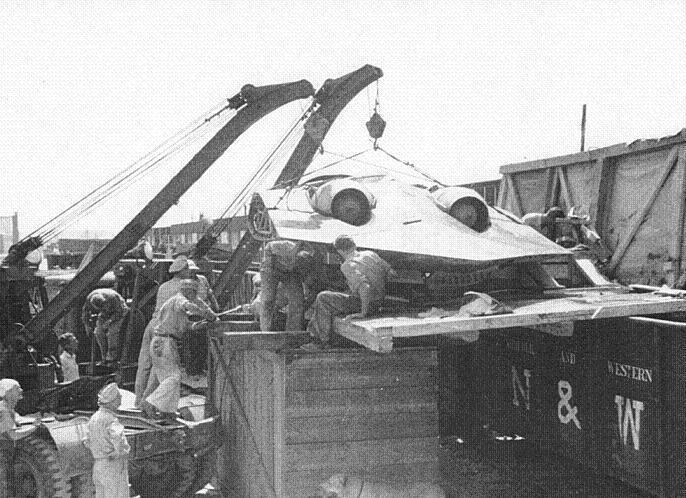 Descarga del Horten Ho 229 V3 capturado desde un tren por el ejército de EE. UU. (WikiMedia Commons)