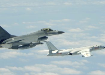 Japón intercepta dos bombarderos de largo alcance y avión espía de China