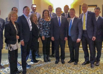 El presidente hondureño, Juan Carlos Hernández (cuarto de la izquierda, atrás) con líderes cristianos y judíos en un evento organizado por la Coalición Latina para Israel. Foto: Latino Coalition for Israel.