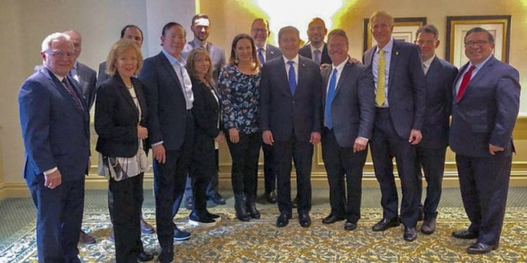 El presidente hondureño, Juan Carlos Hernández (cuarto de la izquierda, atrás) con líderes cristianos y judíos en un evento organizado por la Coalición Latina para Israel. Foto: Latino Coalition for Israel.