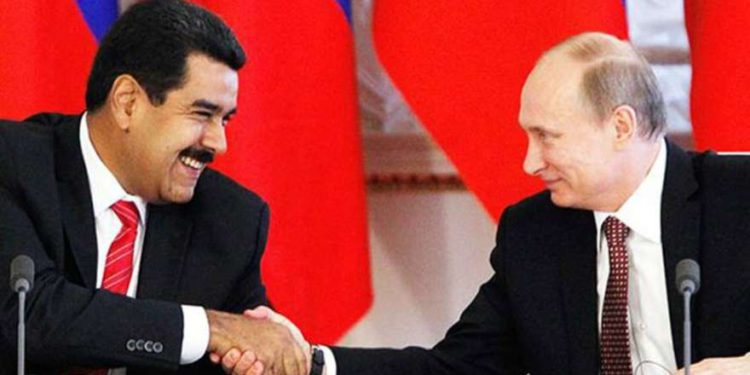 Con las sanciones impuestas por Washington que ahogan los ingresos de las exportaciones de la petrolera estatal PDVSA, el gobierno, cada vez más aislado, del presidente Nicolas Maduro, ha recurrido a las ventas de las reservas sustanciales de oro de Venezuela como una de las únicas fuentes de divisas extranjeras. La fuente del gobierno dijo que las reservas del banco central se habían reducido en 30 toneladas desde el comienzo del año antes de que el presidente de los Estados Unidos, Donald Trump, ajustara las sanciones, dejando al banco con alrededor de 100 toneladas en sus cámaras, con un valor de más de $ 4 mil millones. A esa tasa de disminución, las reservas del banco central casi desaparecerían para fines de año, dejando al gobierno de Maduro luchando para pagar las importaciones de bienes básicos.