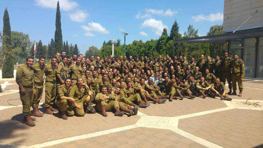 Roi Friedberg (centro) con sus paracaidistas.