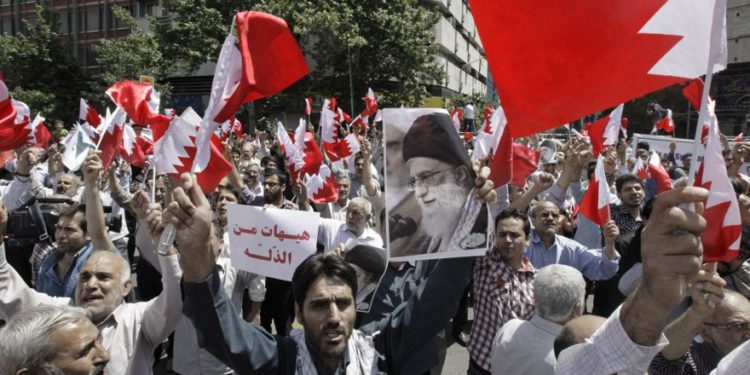 Los iraníes ondean banderas de Bahrein mientras cantan consignas durante una manifestación en Teherán, el 18 de mayo de 2012 (crédito de foto: AP Photo / Vahid Salemi)