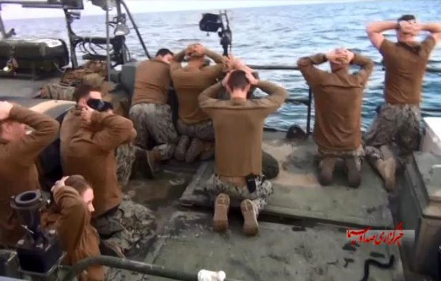 Esta foto publicada por la agencia estatal iraní de noticias IRIB el miércoles 13 de enero de 2016 muestra la detención de los marineros de la Armada estadounidense por parte de la Guardia Revolucionaria Iraní en el Golfo Pérsico, Irán. (Sepahnews vía AP)