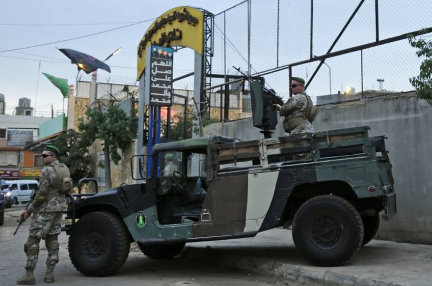 Las fuerzas de seguridad libanesas protegen la entrada del estadio Al-Ahed en los suburbios del sur de Beirut durante una gira organizada por el ministro de asuntos exteriores libanés para embajadores el 1 de octubre de 2018 de supuestos sitios de misiles alrededor de la capital libanesa en un intento por refutar las acusaciones israelíes de que el movimiento terrorista Hezbolá Tiene instalaciones secretas de misiles allí. (AFP PHOTO / ANWAR AMRO)