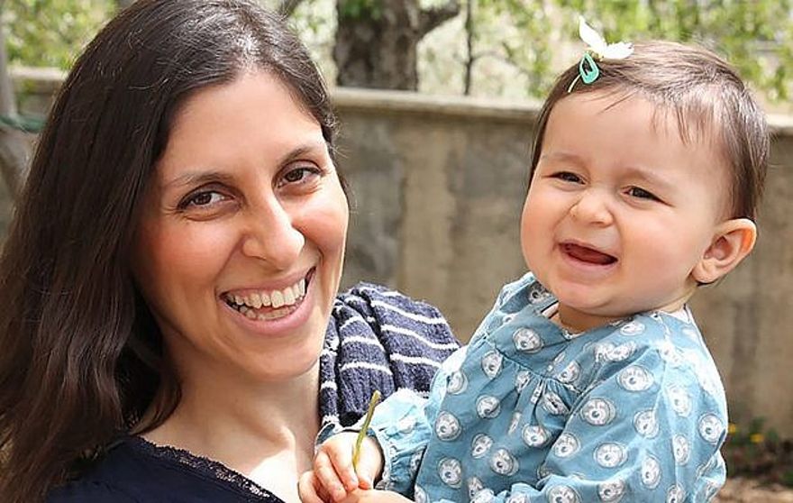 Nazanin Zaghari-Ratcliffe con su hija, Gabriella, en 2016. (AFP)
