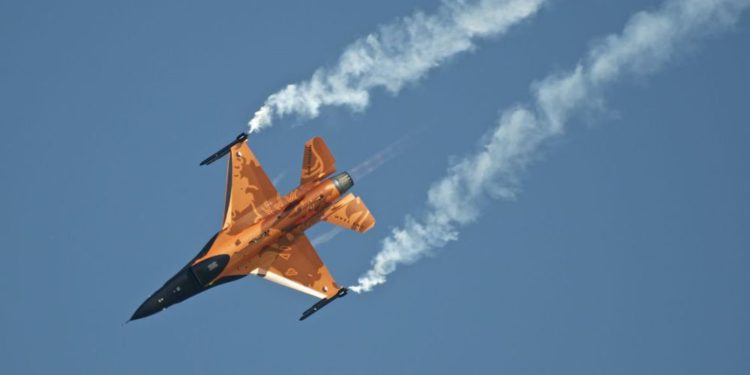 FOTOS: Holandeses analizan el F-16 dañado por disparos propios