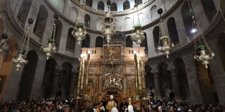 Cristianos se agolpan en la iglesia del Santo Sepulcro de Jerusalem para celebrar la Pascua