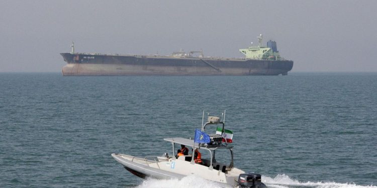 Estados Unidos pondrá fin a exenciones a algunas naciones que importan petróleo de Irán