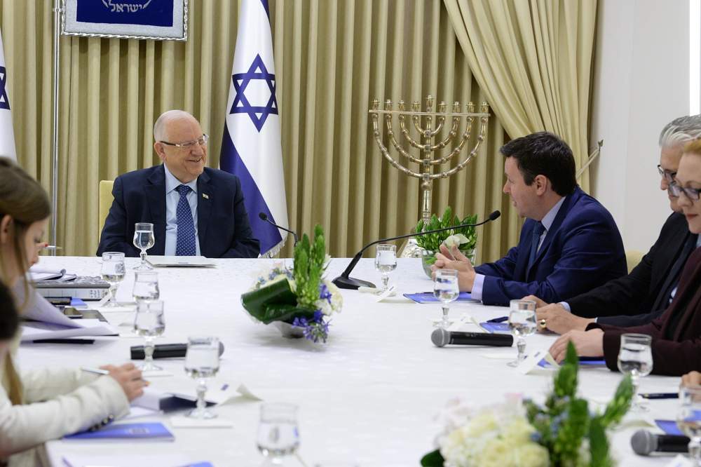 Los miembros del partido Yisrael Beytenu se reúnen con el presidente Reuven Rivlin en la residencia del presidente en Jerusalén el 16 de abril de 2019. (Mark Neiman / GPO)