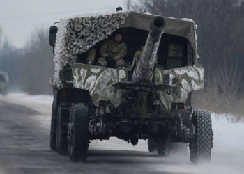 Un vehículo militar ucraniano se precipita hacia el frente mientras estalla los combates en Ucrania entre los separatistas y el gobierno. (Crédito de la foto: REUTERS)