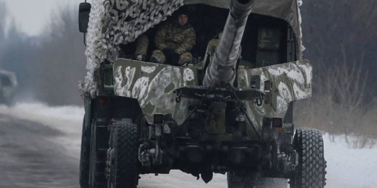 Un vehículo militar ucraniano se precipita hacia el frente mientras estalla los combates en Ucrania entre los separatistas y el gobierno. (Crédito de la foto: REUTERS)