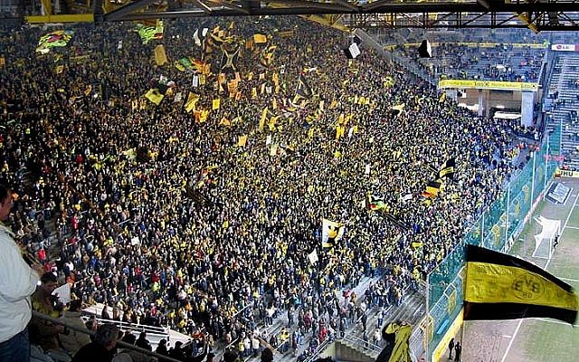 Ilustrativo: aficionados en el estadio de fútbol de Dortmund durante un partido. (CC BY Pascal Philp / Wikipedia)