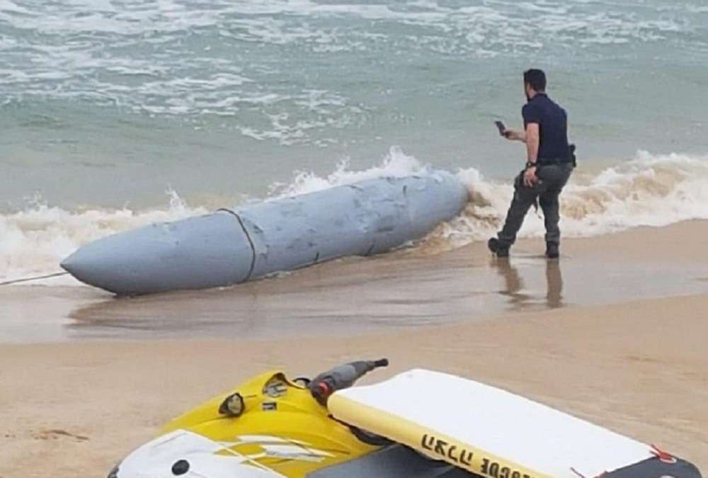 Tanque de combustible de avión militar aparece en playa de Ashdod