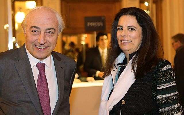 Françoise Bettencourt Meyers, a la derecha, hija de la heredera de la fortuna cosmética de L'Oreal, Liliane Bettencourt, y su esposo Jean-Pierre Meyers, vicepresidente de la Junta Directiva de l'Oreal, se fueron para una ceremonia de entrega de premios de L'Oreal en París, 28 de marzo de 2013. (Foto AP / Michel Euler)