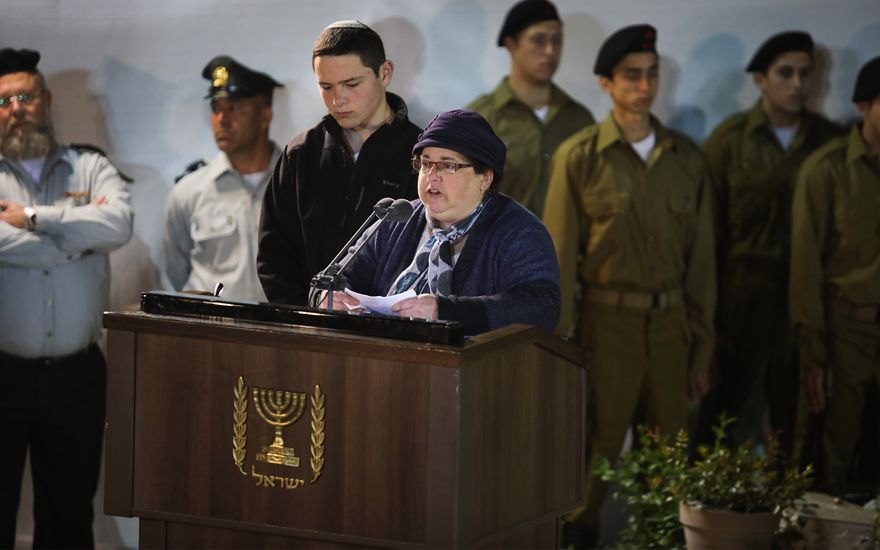 Osna Haberman, hermana de Zachary Baumel, habla durante su funeral en el cementerio militar del Monte Herzl en Jerusalén, el 4 de abril de 2019. (Hadas Parush / Flash90)