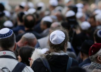 La gente usa kippas en una manifestación en Berlín, el 25 de abril de 2018. (AP / Markus Schreiber)