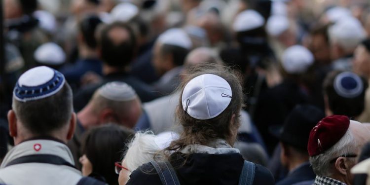 La gente usa kippas en una manifestación en Berlín, el 25 de abril de 2018. (AP / Markus Schreiber)