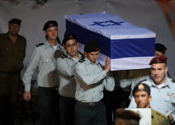 Los soldados israelíes llevan el ataúd de Zachary Baumel en el cementerio militar del Monte Herzl en Jerusalem el 4 de abril de 2019. (Hadas Parush / Flash90)