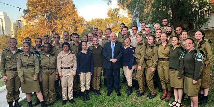 El presidente Reuven Rivlin celebra las fiestas de Pascua con soldados solitarios de las FDI, 19 de abril de 2019. (Cortesía)