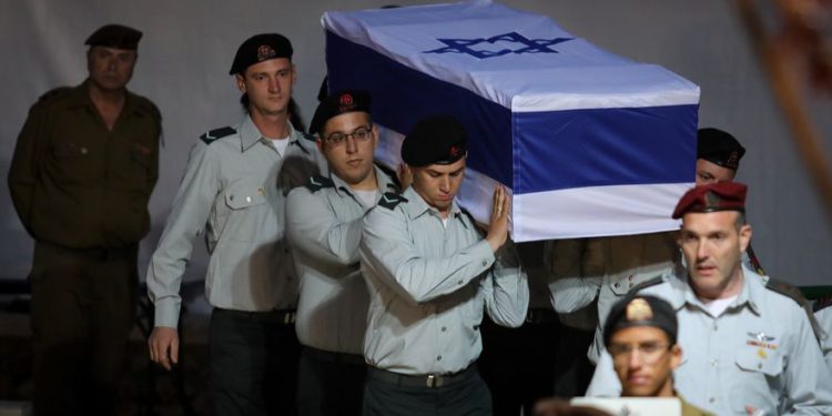 Los soldados israelíes llevan el ataúd de Zachary Baumel en el cementerio militar del Monte Herzl en Jerusalem el 4 de abril de 2019. (Hadas Parush / Flash90)