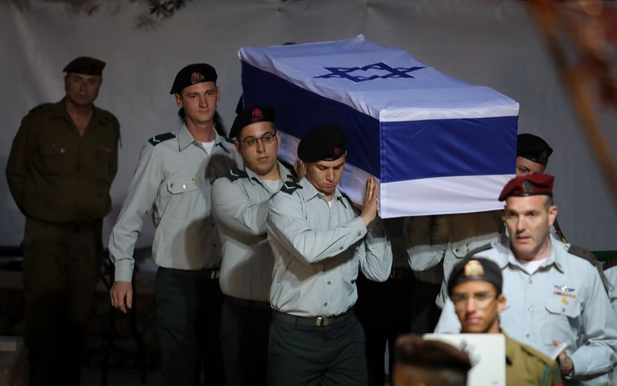 Los soldados israelíes llevan el ataúd de Zachary Baumel en el cementerio militar del Monte Herzl en Jerusalén el 4 de abril de 2019. (Hadas Parush / Flash90)