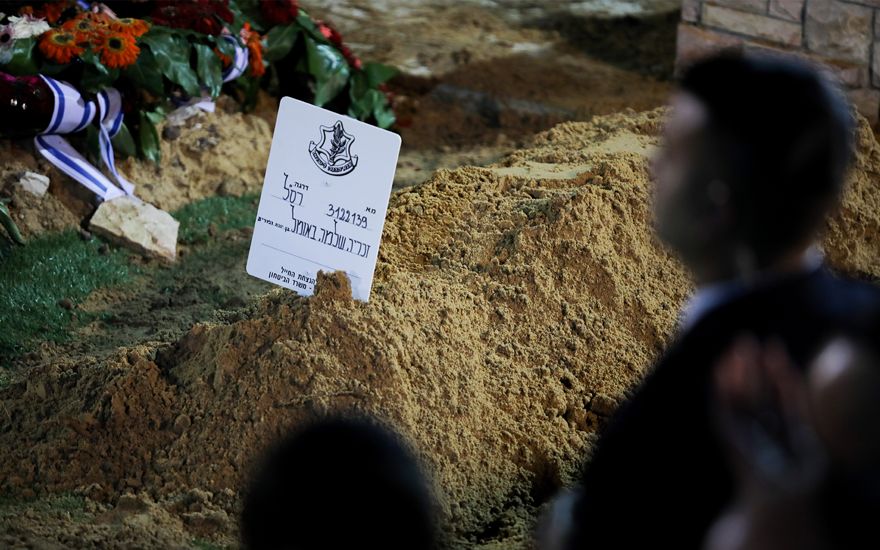 La tumba reciente de Zachary Baumel, quien desapareció en la batalla del sultán Yacoub en 1982, durante su funeral en el cementerio militar Monte Herzl en Jerusalén el 4 de abril de 2019. (Hadas Parush / Flash90)