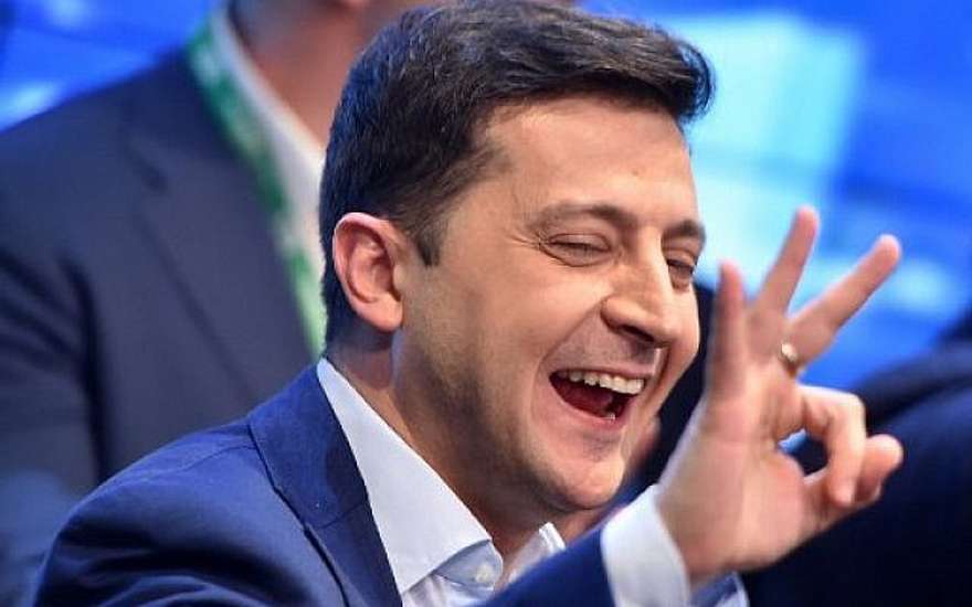 El comediante ucraniano y candidato presidencial Volodymyr Zelensky en la sede de su campaña en Kiev el 21 de abril de 2019, luego del anuncio de la primera encuesta de salida que predice que ganó la segunda ronda de las elecciones presidenciales de Ucrania. (Sergei GAPON / AFP)