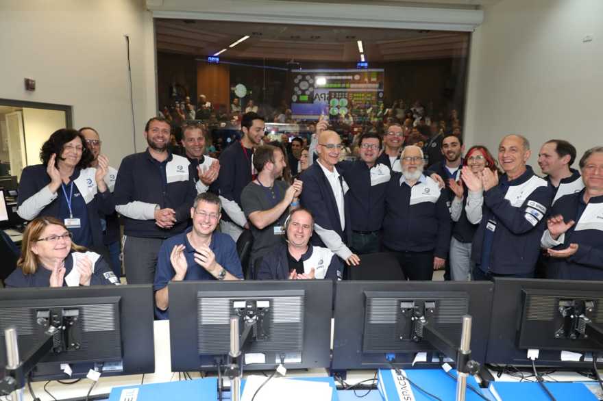 Los ingenieros celebran en la sala de control de Bereshit en Yehud el 4 de abril de 2019 después de anunciar que la atracción de la gravedad de la luna probablemente capturó con éxito la nave espacial Bereshit, la maniobra más complicada que la nave espacial ha ejecutado desde su lanzamiento. (Eliran Avital / cortesía Bereshit)