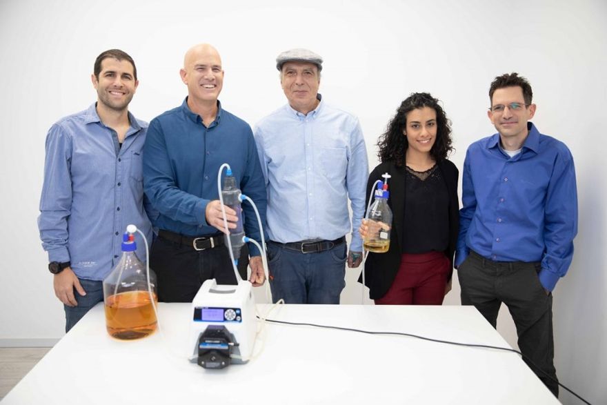 El equipo de Better Juice de izquierda a derecha: el gerente de investigación y desarrollo, Aviv Cohen, fundador y director general, el Dr. Eran Blachinsky, el director científico, el Dr. Roni Shapira, el investigador en investigación y desarrollo Rotem Cohen, y el investigador y gerente de laboratorio del Dr. Elad Landau. Cortesía