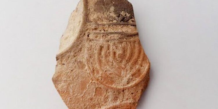 Por primera vez, un candelabro de nueve ramas de hace 2.000 años fue descubierto en Be'er Sheva