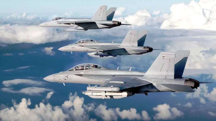 De adelante hacia atrás, un Growler EA-18G, un Super Hornet F / A-18F y un Super Hornet F / A-18E.