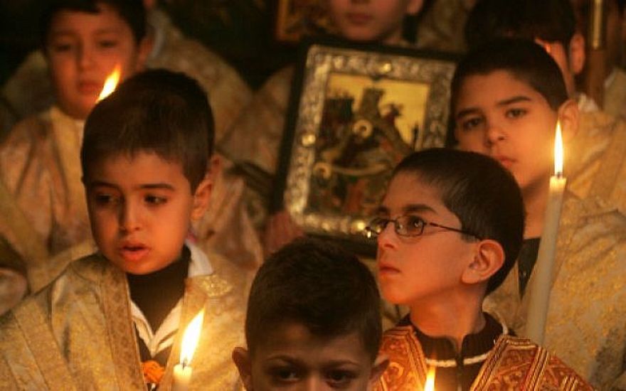 Los fieles ortodoxos griegos palestinos asisten a los servicios de Navidad en una iglesia ortodoxa griega en la ciudad de Gaza el 7 de enero de 2011. (Mohammed Othman / Flash90)