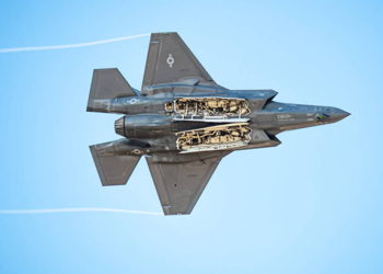 Un F-35 realiza un pase a la bahía de armas durante el entrenamiento del Equipo de Demostración sobre Luke AFB, Ariz. Foto: SrA. Alexander Cook